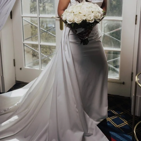 Wedding dress - Picture 2 of 3